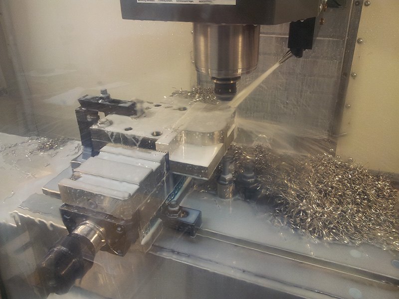 CNC-Fräsen und Bohren